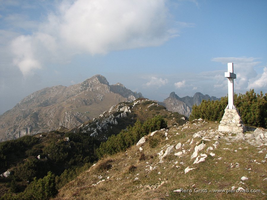 cancervo102 163.jpg - La croce del Cancervo (1840 m.) con vista su cima Venturosa (1999 m.)